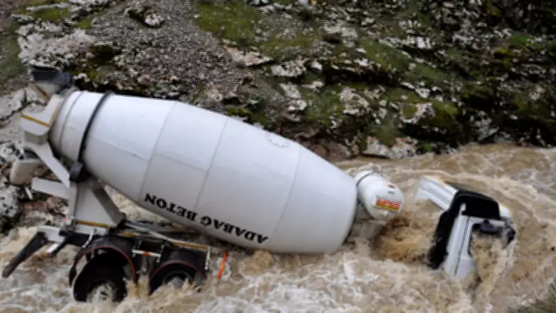 Bitlis'te Beton Mikseri Dereye Yuvarlandı, Şoför Kayıp!