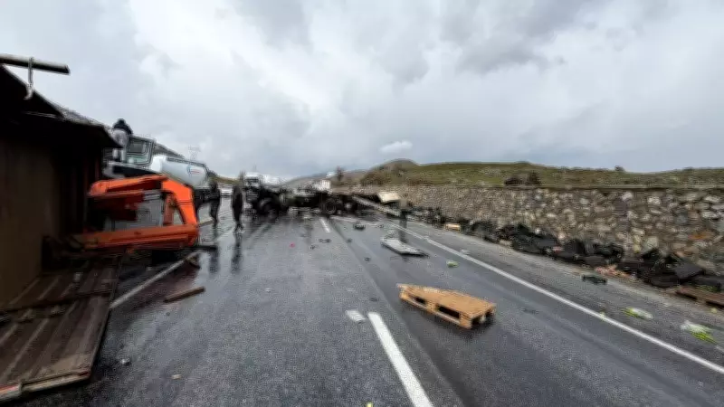 Bitlis'te Korkunç Trafik Kazası: Karayolları Aracı ile TIR Çarpıştı, 1'i Ağır 3 Yaralı