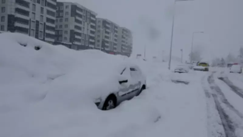 Bitlis'te Nisan Ayında Yoğun Kar Yağışı: 111 Köy Yolu Ulaşıma Kapandı