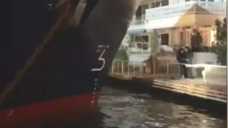 Boğazda gemi karaya oturdu, yalı hasar aldı