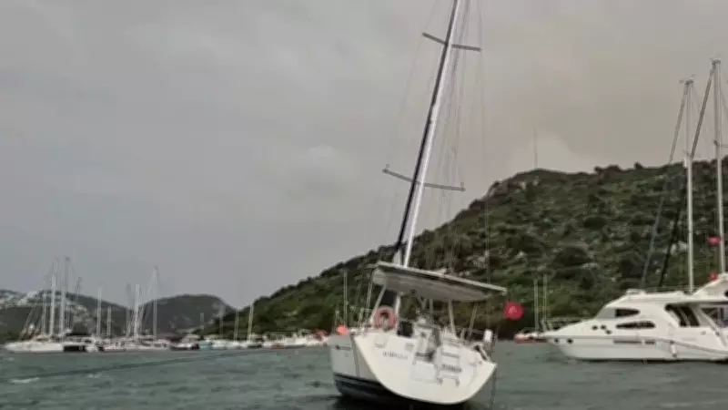 Bodrum'da Şiddetli Fırtına: İki Tekne Karaya Oturdu, Feribot Seferleri İptal