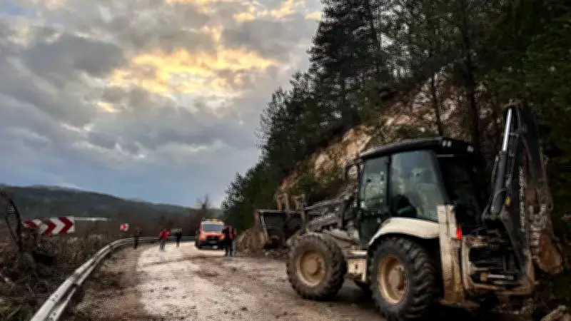 Bolu'da Şiddetli Sağanak Heyelanı Tetikledi, Evler Tehlike Altında
