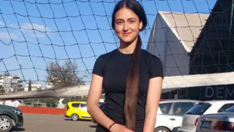 Bravo Deniz! 10 yıldır uzattığı saçını kanser hastalarına bağışlıyor