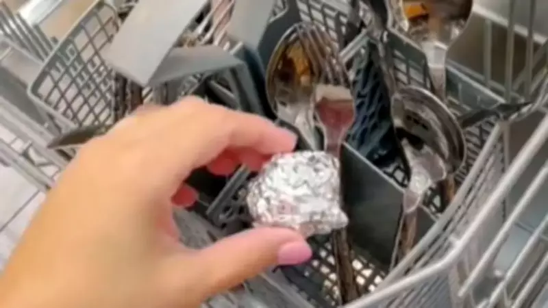 Bulaşık Makinesine Alüminyum Folyo Atın, Sonuç İnanılmaz!