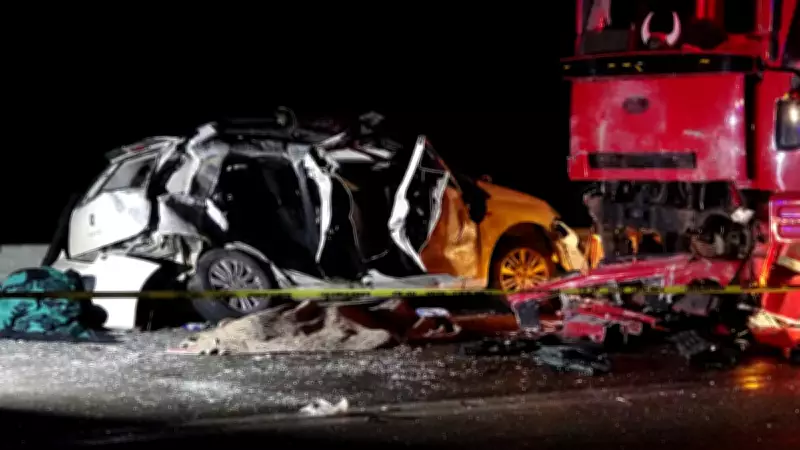 Burdur'da Otomobil ile Kamyon Çarpıştı: 1 Ölü, 4 Yaralı