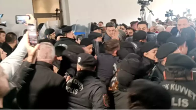 Bursa'da Belediye Başkan Vekili Seçimi Öncesi Polis ve CHP'liler Arasında Gerginlik