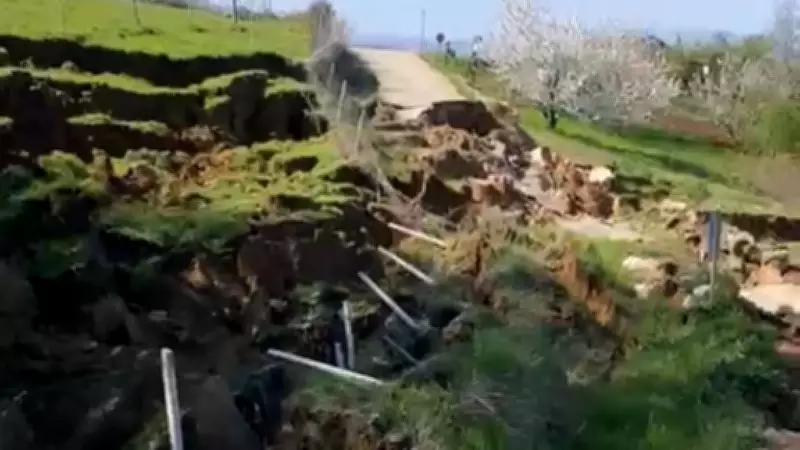 Bursa'da Heyelan: İki Mahalle Arasındaki Yol Ulaşıma Kapandı