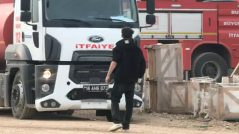 Bursa'da Mobilya Fabrikasında Çıkan Yangın, İş Yeri Yetkilisini Sinir Krizi Geçirtti