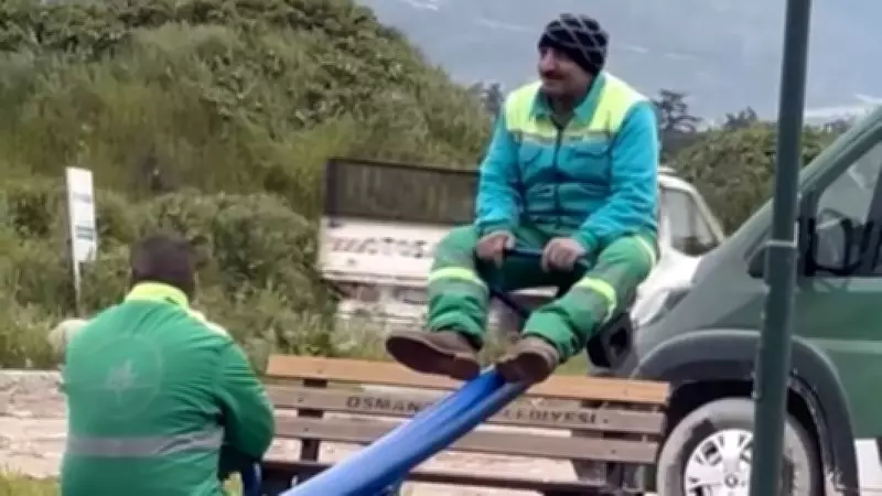 Bursa'da Temizlik Görevlileri Tahterevalliyle Çocukluğa Döndü