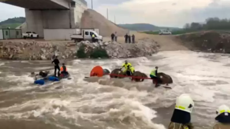 Bursa'da Traktör Devrildi: Derede Mahsur Kalan 10 İşçi Kurtarıldı