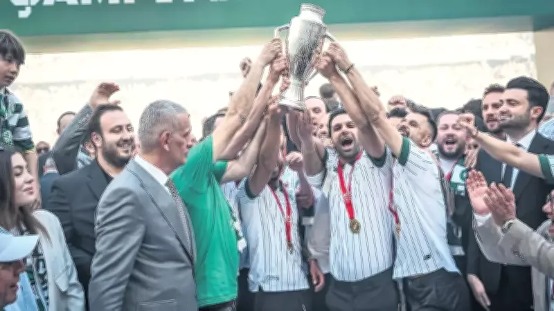 Bursaspor, Nesine 2. Lig'de şampiyonluk kupasını törenle aldı
