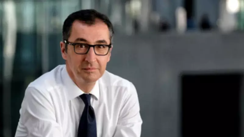 Cem Özdemir'in Yolculuğu: Entegrasyon Başarısı mı, Kimlik Kopuşu mu?