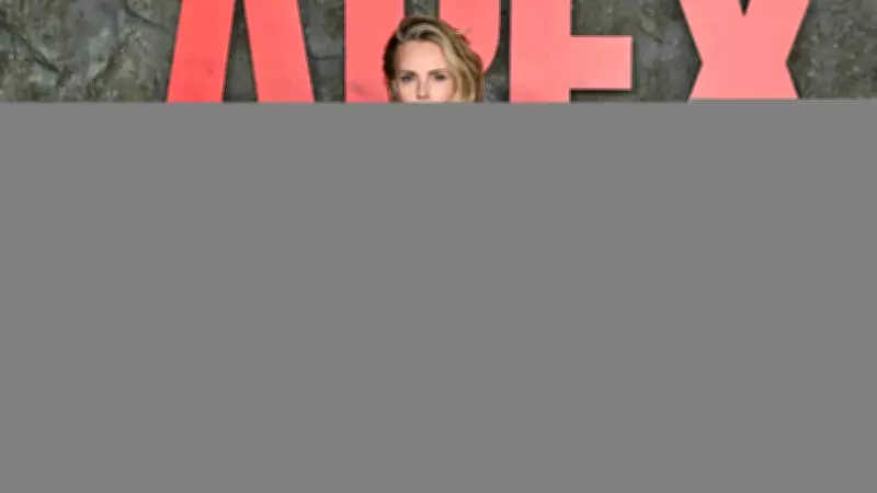 Charlize Theron Times Meydanı'nda kaya duvarına tırmandı