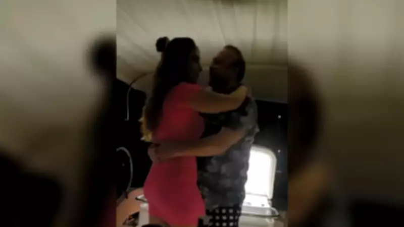 CHP'li Özkan Yalım'ın Sevgilisiyle Alem Görüntüleri Ortaya Çıktı, Özgür Özel'in Miting Konuşması Arka Planda