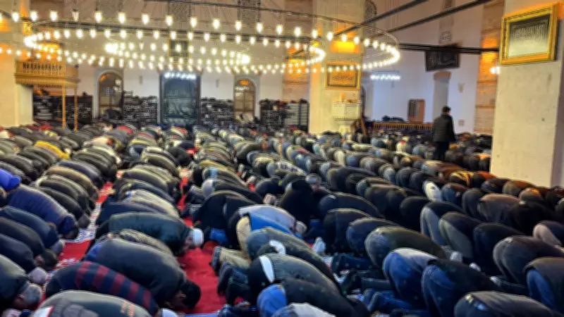 Cuma Namazı Kılınışı: Adım Adım Rehber, Okunacak Dualar ve Sureler