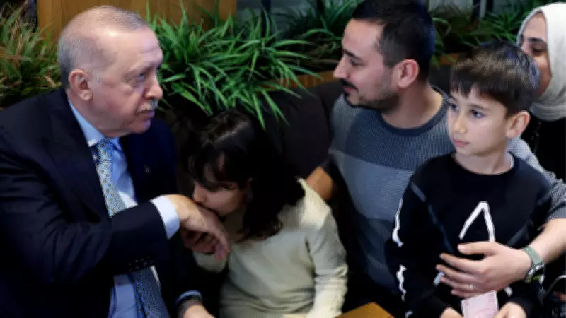 Cumhurbaşkanı Erdoğan, Beyoğlu'nda bir kafede vatandaşlarla sohbet etti