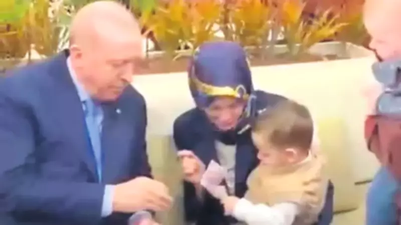 Cumhurbaşkanı Erdoğan Gençlerle Buluştu, Miniklere Harçlık Dağıttı
