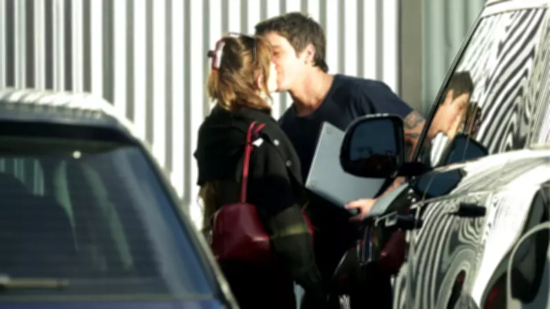 Dakota Johnson Otoparkta Sevgilisiyle Öpüşürken Objektiflere Yakalandı