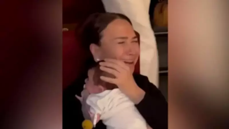 Demet Akbağ, Bestemsu Özdemir'in Bebeğini Kucağından Bırakmadı! İşte O Neşeli Anlar