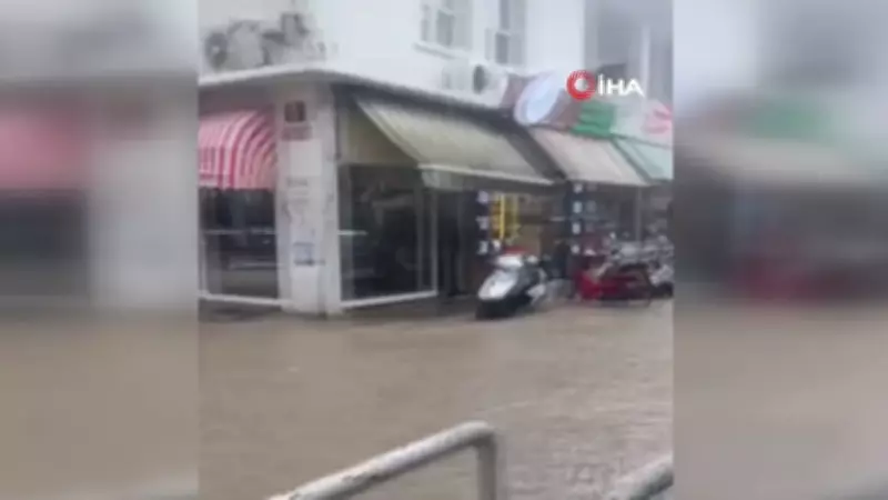 Dikili'de Ani Sağanak Yağış Hayatı Felç Etti: Sokaklar Göle Döndü