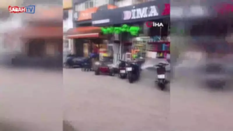 Dikili'de Ani Sağanak Yağış Sokakları Göle Çevirdi, Yaşam Felç Oldu