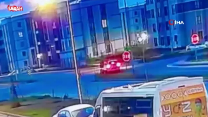 Diyarbakır'da motosiklet otomobile çarptı: Sürücü metrelerce fırladı