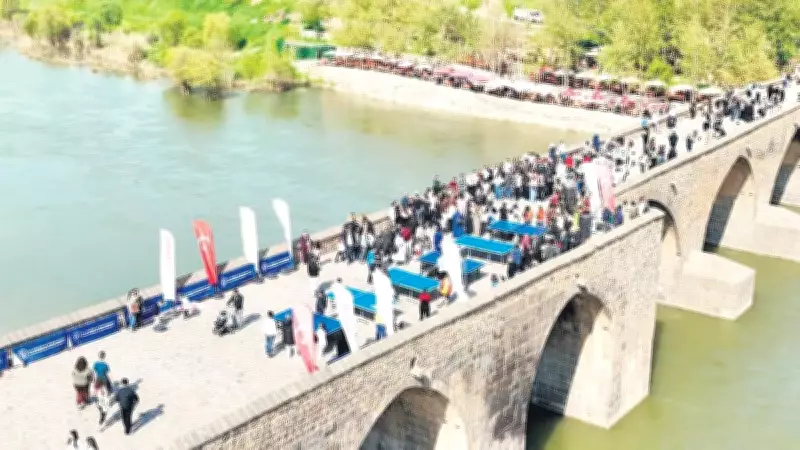 Diyarbakır'da Tarihi Köprüde Masa Tenisi Heyecanı