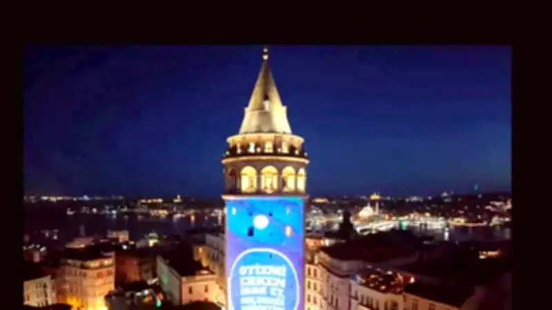 Dünya Otizm Farkındalık Günü'nde İstanbul'un Sembol Yapıları Mavi ve Kırmızı Renklerle Işıklandı