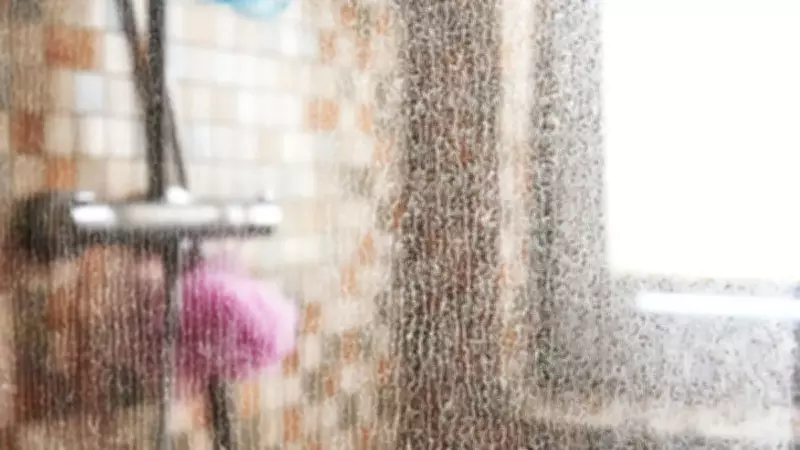 Duşakabindeki kireçleri söküp atın! Ovalamadan ayna gibi parlatma yöntemi