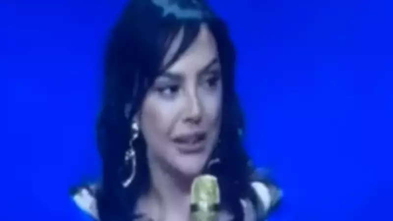 Ebru Gündeş Sahnede Estetik Ameliyatını İtiraf Etti: 'Yarım Yüz Gerdirme Yaptırdım'