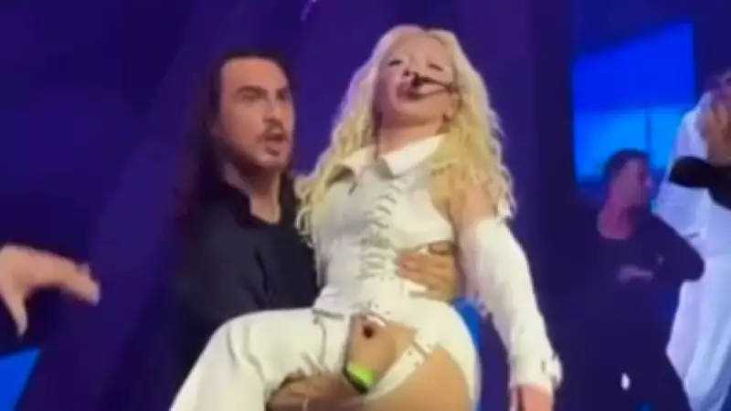 Ece Seçkin'in Mustafa Sandal Tribute Sahnesi Sosyal Medyayı Salladı