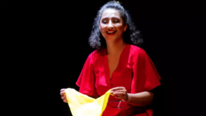 Ecem Erkek'in 'Kara Kız'ı: Geleneksel ile Modern Arasında Sıkışmış Gençliğin Sesi