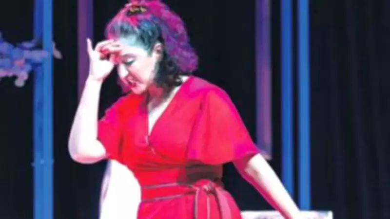 Ecem Erkek'in 'Kara Kız' Oyunu, 90'ların Ruhunu Sahneye Taşıyor