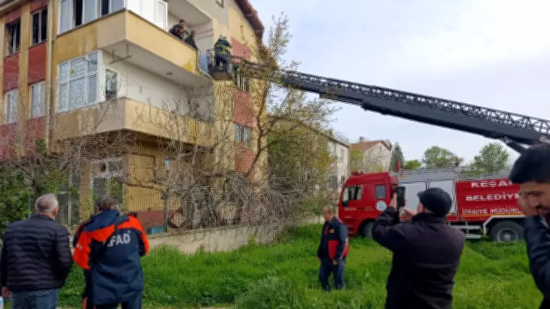 Edirne'de Genç Evi Ateşe Verdi, Babasını Arayıp Söndürmesini İstedi
