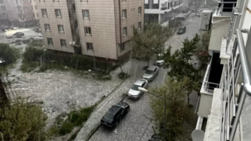 Elazığ'da Dolu Yağışı Cadde ve Araçları Beyaza Bürüdü