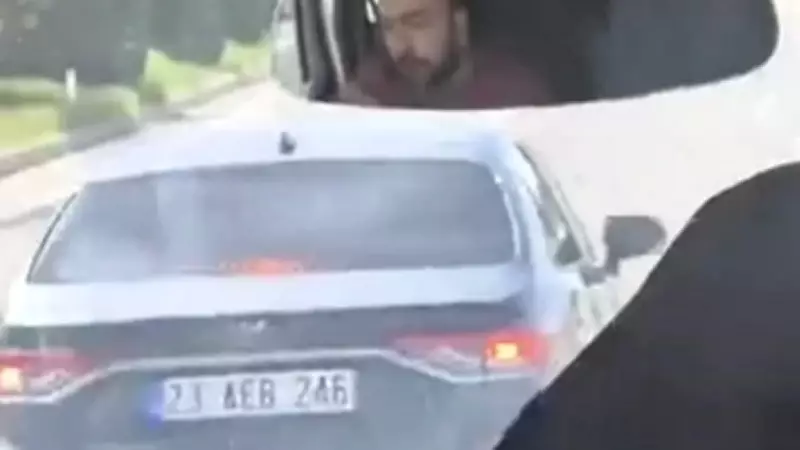 Elazığ'da minibüsü sıkıştıran otomobil kamerada