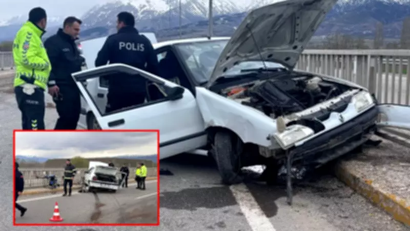 Erzincan'da Feci Trafik Kazası: Araç Korkuluklara Saplandı, 2 Yaralı