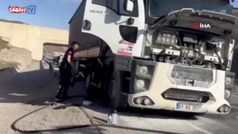 Erzincan'da Seyir Halindeki Tırda Çıkan Yangın İtfaiye Ekiplerince Söndürüldü