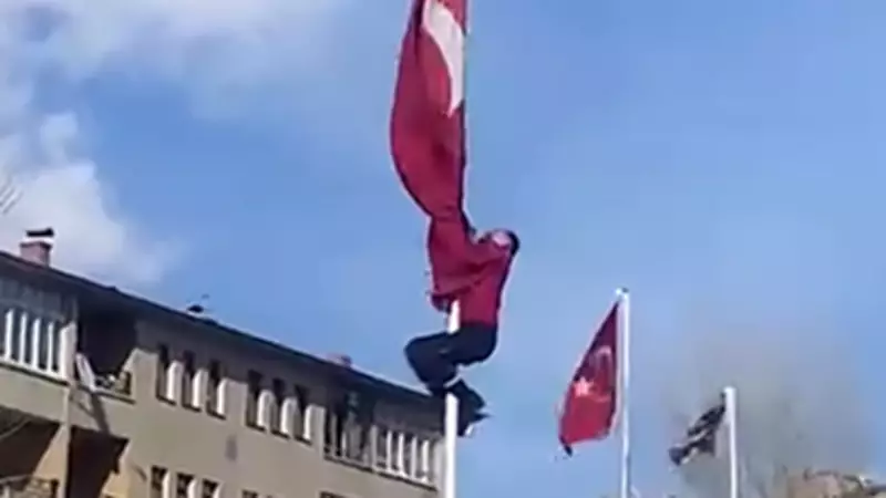 Erzurum'da 15 Metrelik Direğe Tırmanarak Bayrağı Düzelten Kahraman