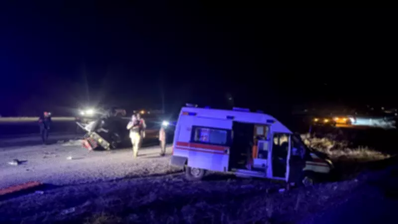 Erzurum'da Ambulans Traktöre Arkadan Çarptı: 4 Kişi Yaralandı