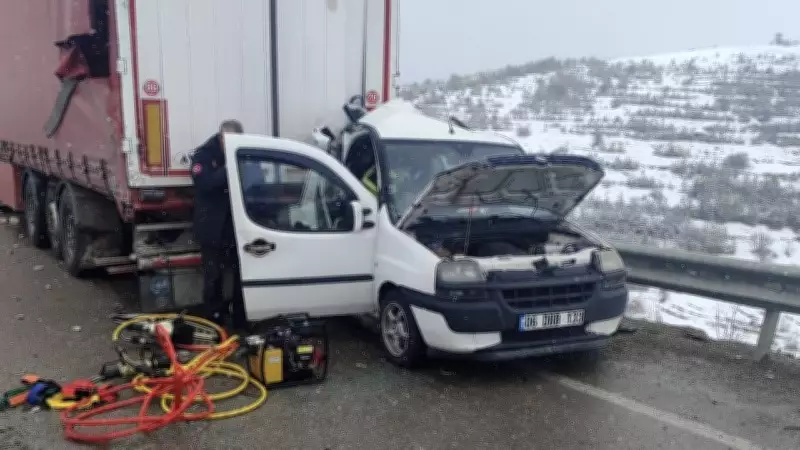 Erzurum'da Hafif Ticari Aracın TIR'a Arkadan Çarpması Sonucu 2 Kişi Hayatını Kaybetti
