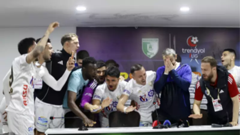 Erzurumspor FK Süper Lig'e Yükseldi, Oyuncular Basın Toplantısını Bastı