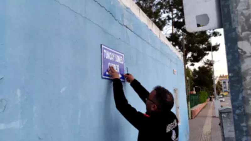 Eski Kaymakamın Adını Taşıyan Cadde Tabelası Mahalleli Tepkisiyle Söküldü