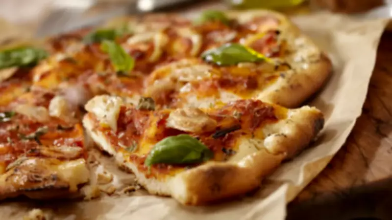 Evde Pizza Yapmanın Pratik Sırrı: Hamuru Buzlukta Saklayın!