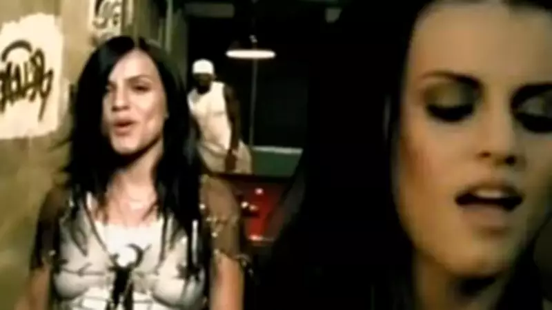 Eylem Kızıl'ın Sosyal Medya Paylaşımı Şaşırttı: 2000'lerin İkonu Yıllara Meydan Okuyor