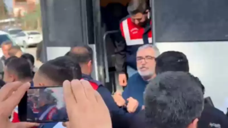 Fadıl Akgündüz ile Güvenlik Ekipleri Arasında Cenazede Gerginlik Yaşandı