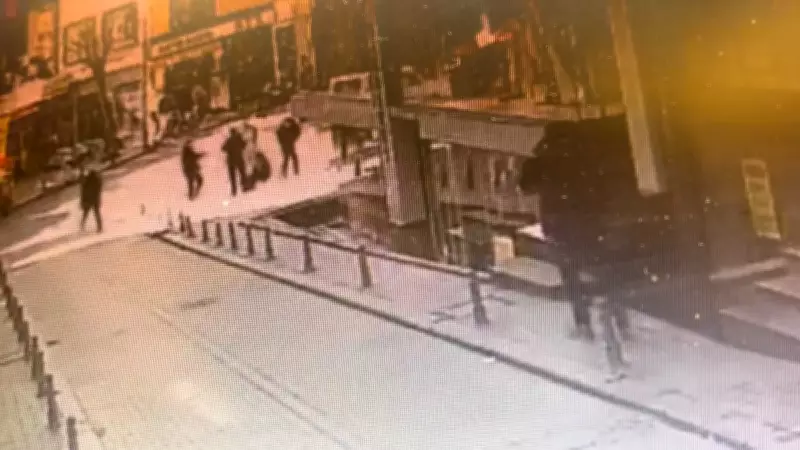 Fatih'te Korkunç Cinayet: Kurye Başından Vurularak Öldürüldü, Anlar Kamerada