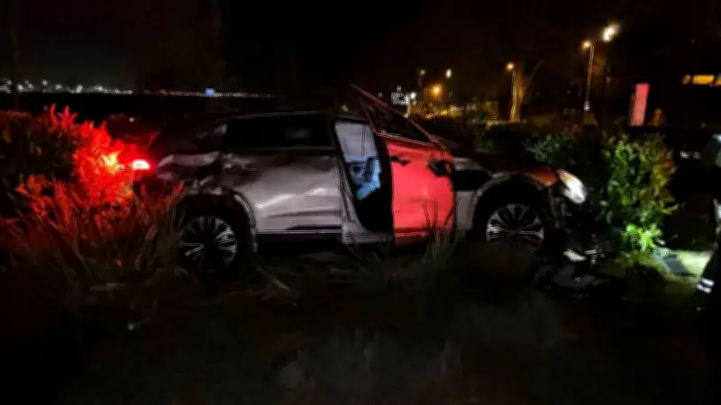 Fatih'te sürücü direksiyon hakimiyetini kaybetti: Araç takla atarak parka savruldu