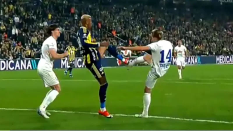 Fenerbahçe, Çaykur Rizespor Maçında VAR Kararıyla Penaltı Kazandı