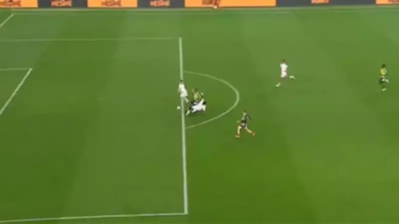 Fenerbahçe, Beşiktaş'ı Tartışmalı Penaltıyla Yendi: Hakem Kararı Eski Hakemlerce Yorumlandı